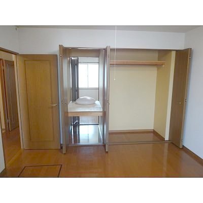 洋室と洋室の収納をつないでます。