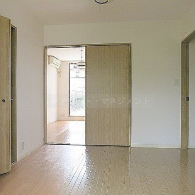 広いお部屋はとても明るいです