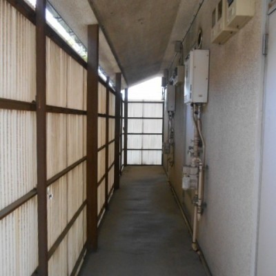 玄関出ても雨に当たらないです。