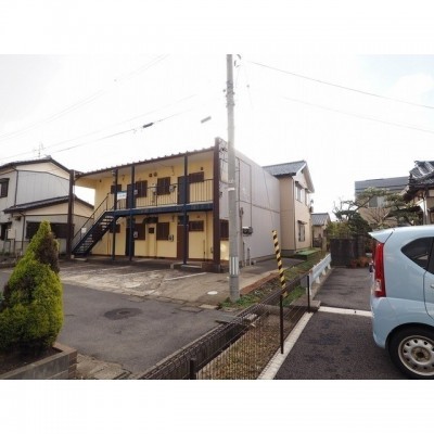 近隣駐車場から建物