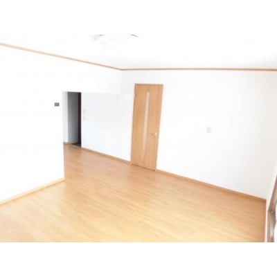 【リフォーム済】リビング側からキッチンを撮影した写真です。家