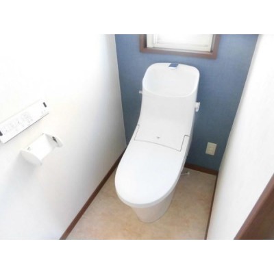 【リフォーム済】2階トイレはTOTO製の温水洗浄機能付きに新