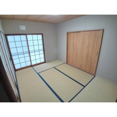 【リフォーム済】2階南東側の7帖の洋室です。壁・天井クロスと