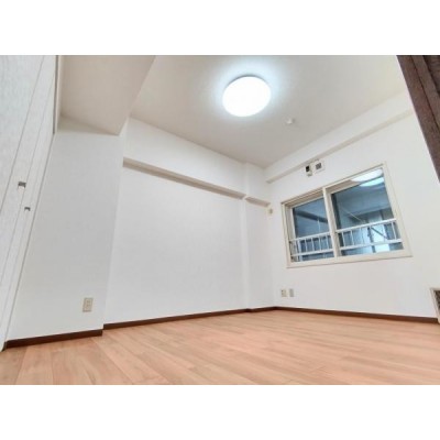 【リフォーム後】和室横の6帖の洋室です。天井・壁のクロスを貼