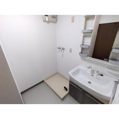 【リフォーム後】6.7帖の洋室です。天井・壁のクロスを貼り替