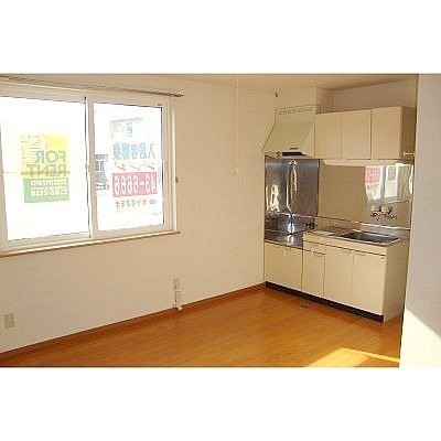 キッチンの横に窓が付いていて明るいです