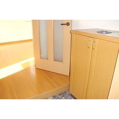 玄関には下駄箱が設置されています
